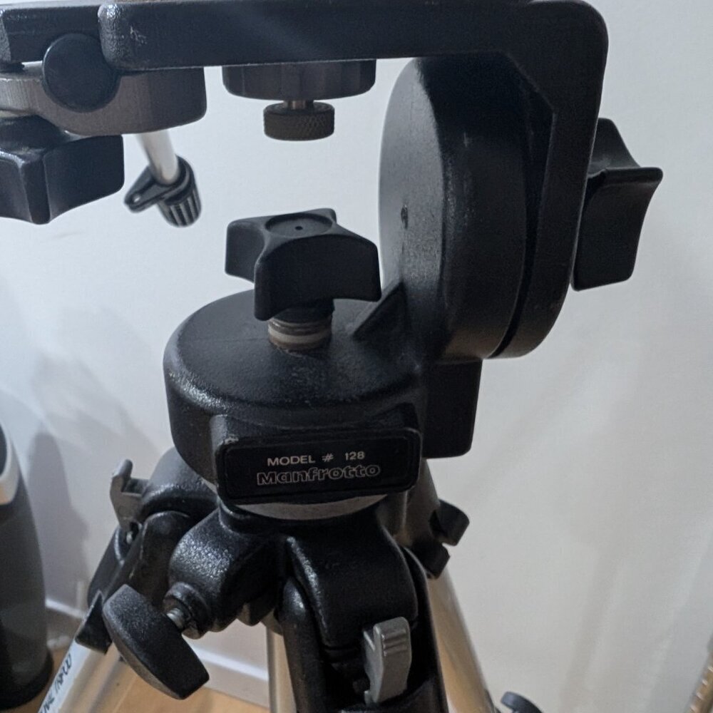 Manfrotto Art 190 Tripod with #128 fluid head - Aluminum legs Made In Italy - Picture 4 of 10